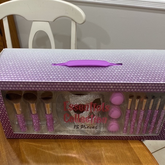 COPY - NWT.  Essentials Collection, 13 piece makeup storage/brush set. - Picture 5 of 15
